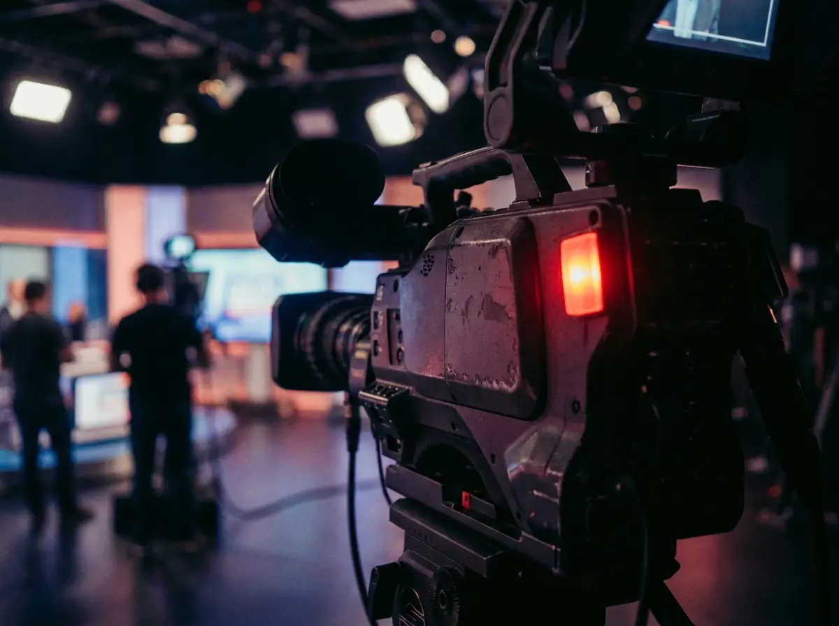 Studio televisivo, camera in primo piano con la luce rossa accesa